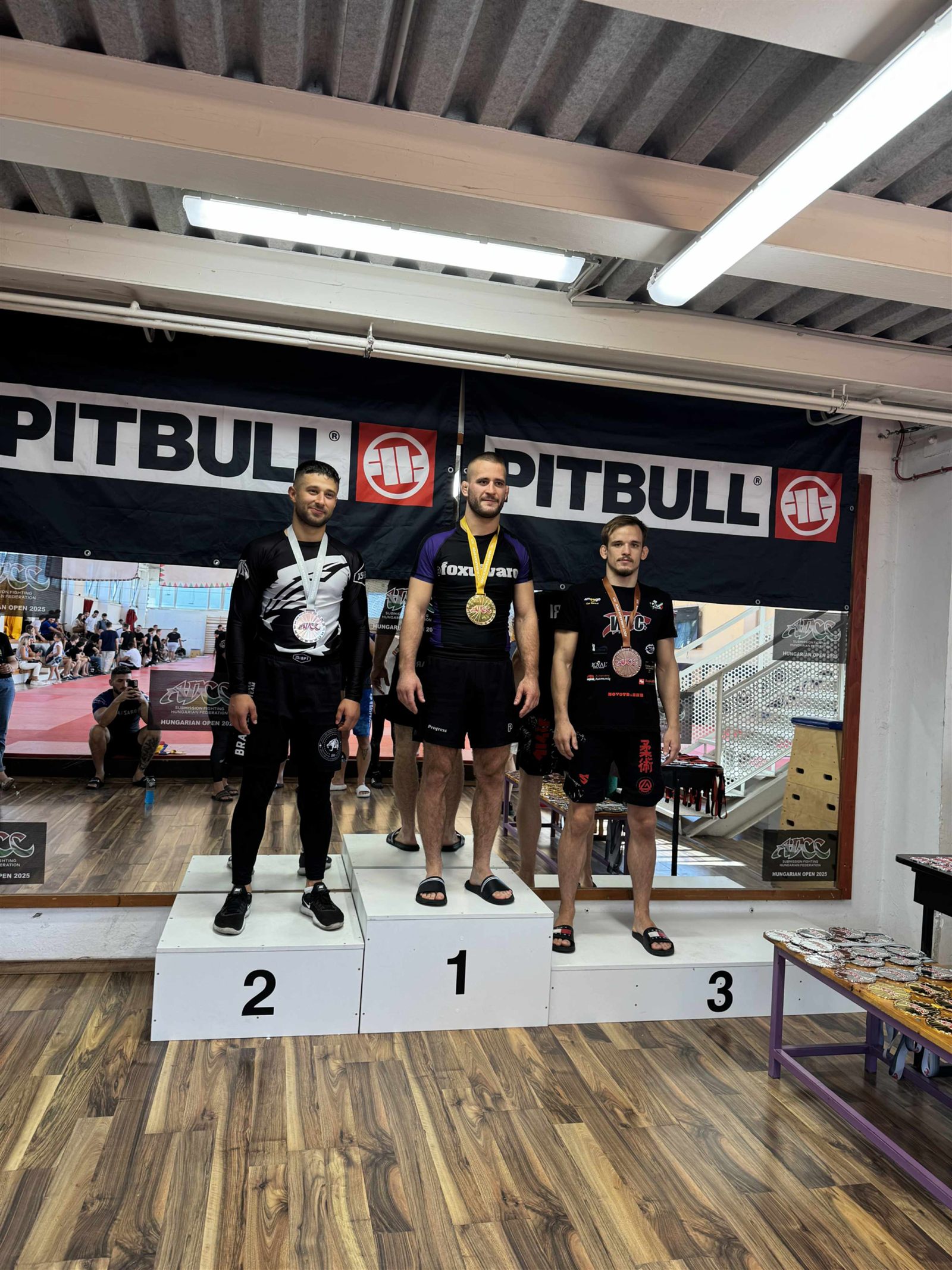 Športovec Wolf Fight Club s medailou na pódiu