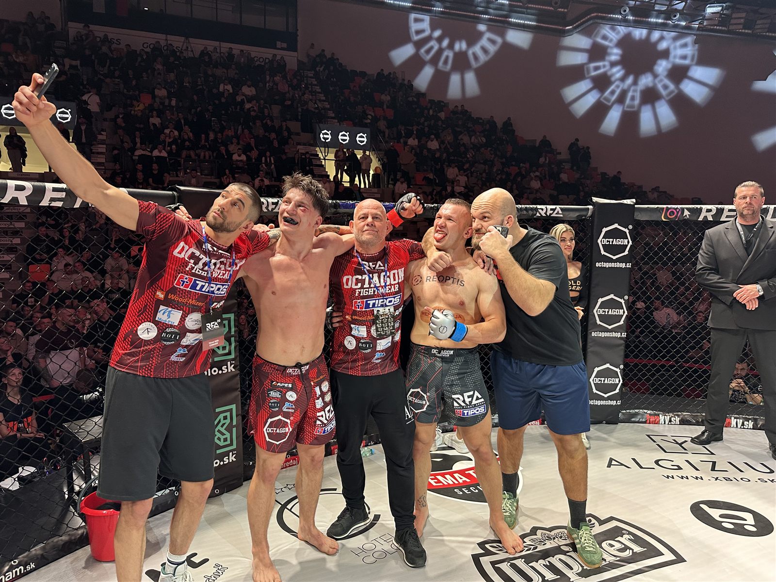 Tím Wolf Fight Club na športovom podujatí — tréner a zápasníci po zápase