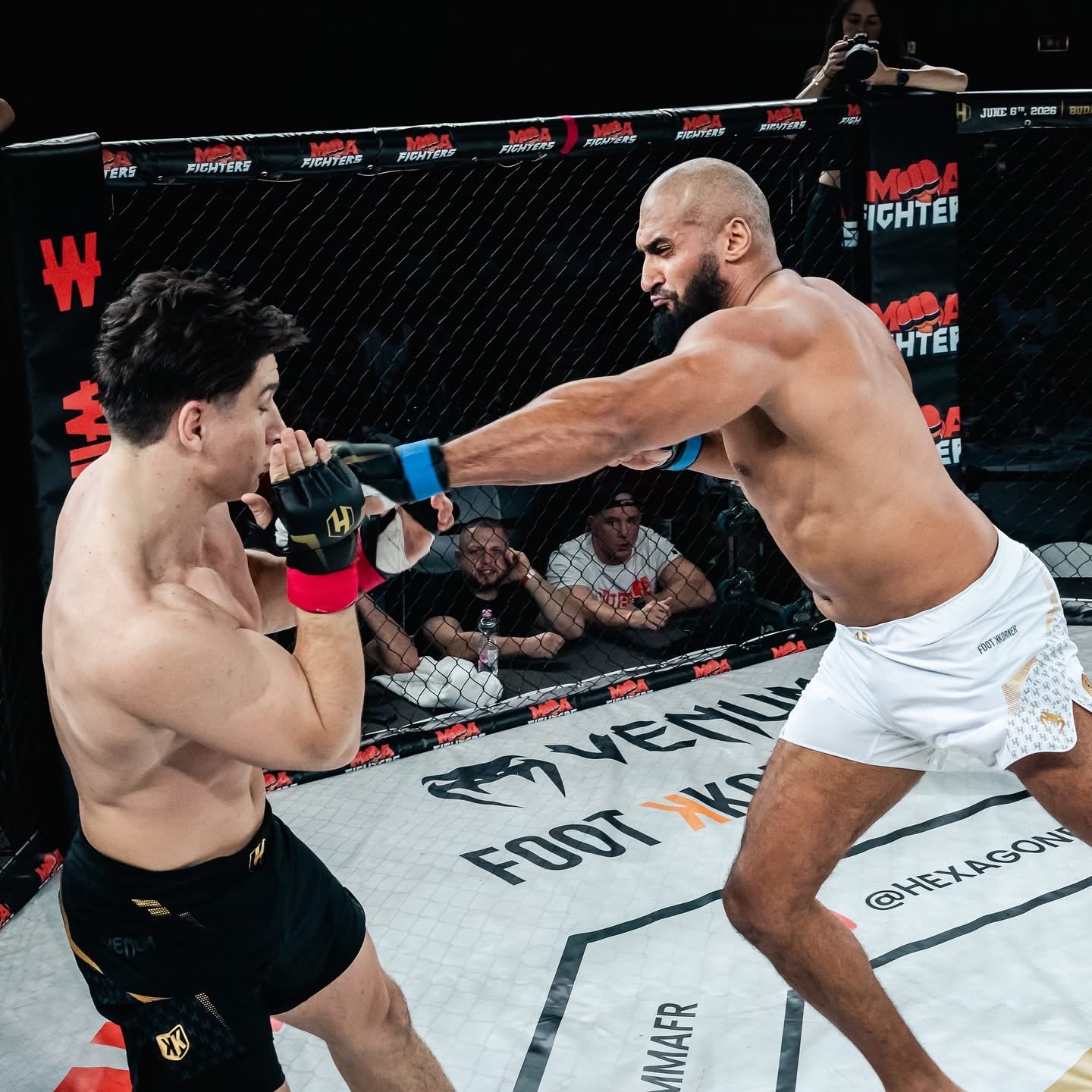 Zápasník Wolf Fight Club počas MMA zápasu na medzinárodnom podujatí